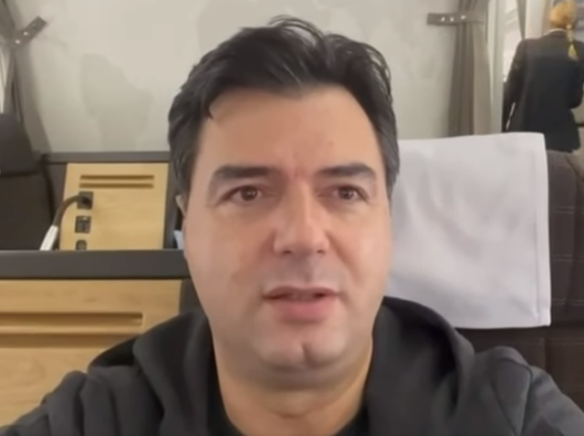 Ky të shkrinë gazit! Pasi “bashkoi” copat e PD-së Luli flet nga avioni se… po shkon në New York për të ndihmuar Ukrainën! Ky të shkrinë gazit! Pasi “bashkoi” copat e PD-së Luli flet nga avioni se… po shkon në New York për të ndihmuar Ukrainën!