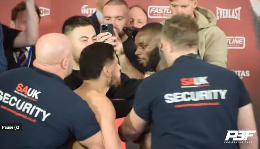 Florian Marku përplaset me kundërshtarin gjatë peshimit. Ndërhyn sigurimi (Video) Florian Marku përplaset me kundërshtarin gjatë peshimit. Ndërhyn sigurimi (Video)