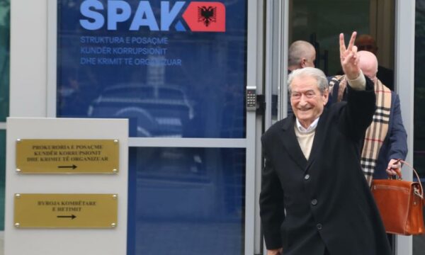 SPAK “shet”… një Sali në ballkon me 50 zyrtarë të Ramës në burg SPAK “shet”… një Sali në ballkon me 50 zyrtarë të Ramës në burg