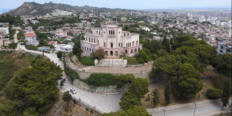 Zbardhet pasuria e Princ Lekës: Nga kulla te ish-hotel Dajti, te pronat miliona euro Zbardhet pasuria e Princ Lekës: Nga kulla te ish-hotel Dajti, te pronat miliona euro