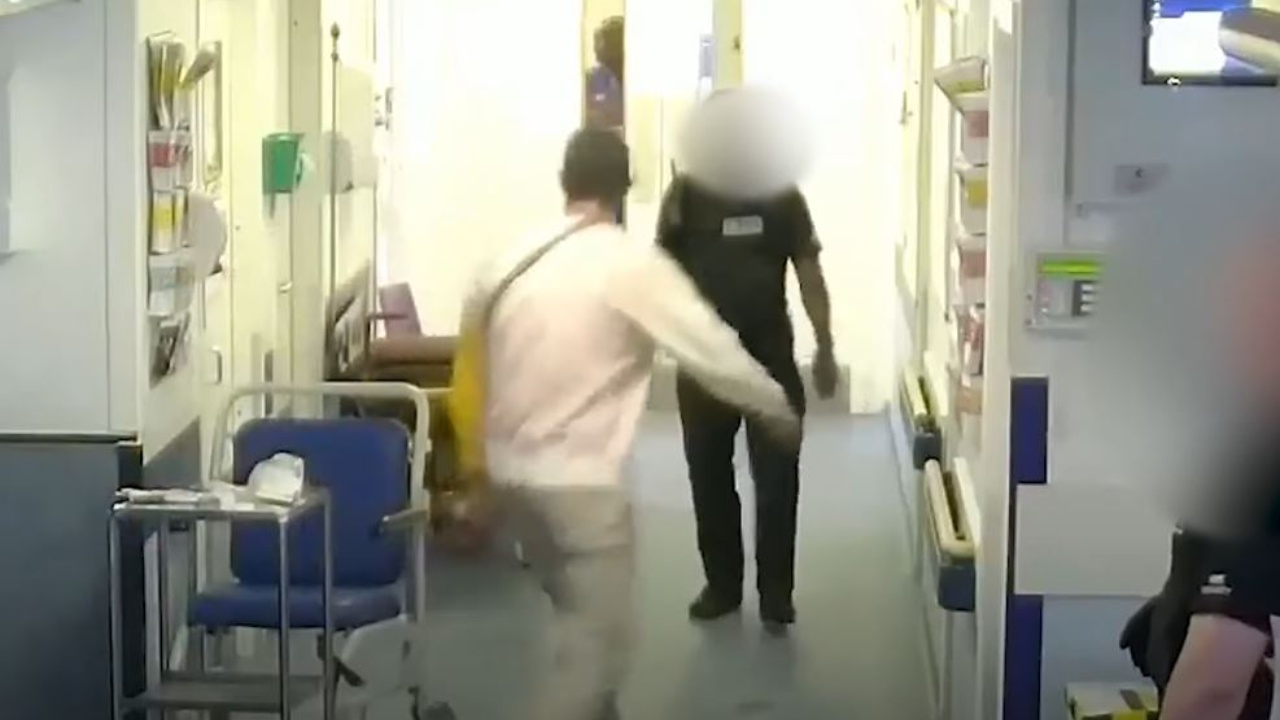 “Thikën e mbaj për t’u mbrojtur nga shqiptari”! Momenti kur 32-vjeçar sulmon mjekët (Video) “Thikën e mbaj për t’u mbrojtur nga shqiptari”! Momenti kur 32-vjeçar sulmon mjekët (Video)