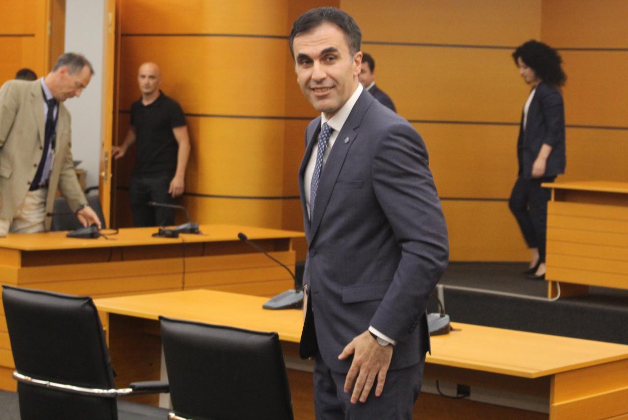 A ka kryeprokuror Shqipëria që t’i ndaloj këto shfaqje? Altin Dumani si “showmen” shfaqet si kryeoprokuror: Tregon përralla trimërie në  OJQ-në “IDM Albania”