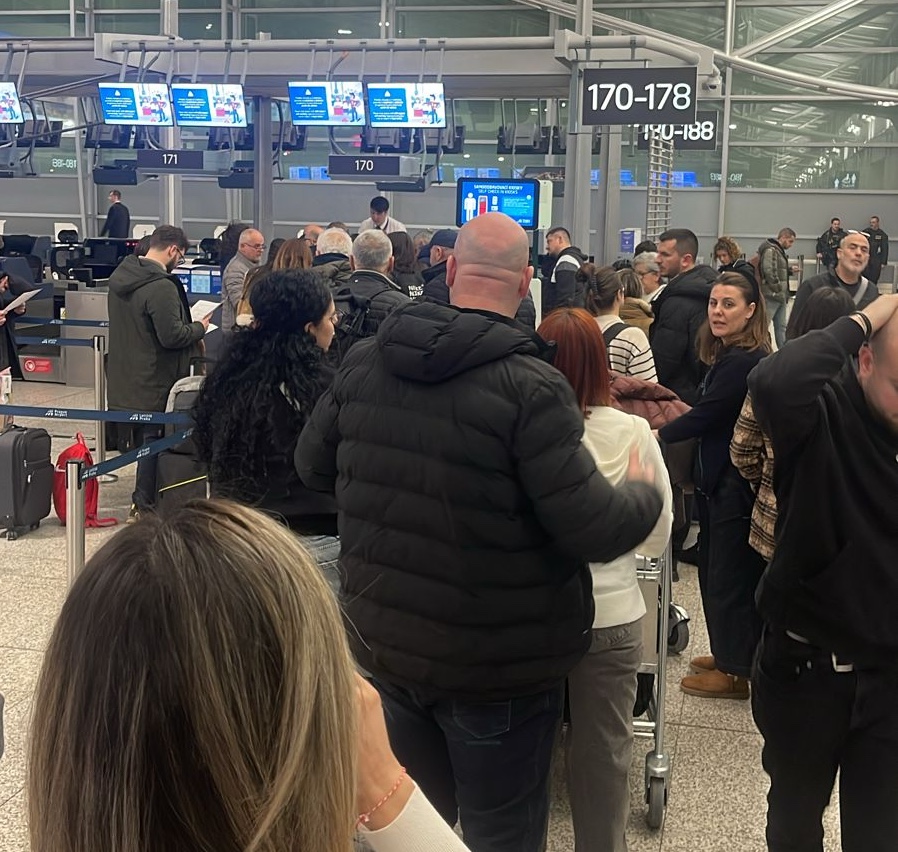 Skandali me “Wizz Air”/ Pasi ndryshoi 3 herë orarin e nisjes, hypi në bord një pjesë të pasagjerëve dhe braktisi mbi 100 shqiptarë në aeroportin e Pragës