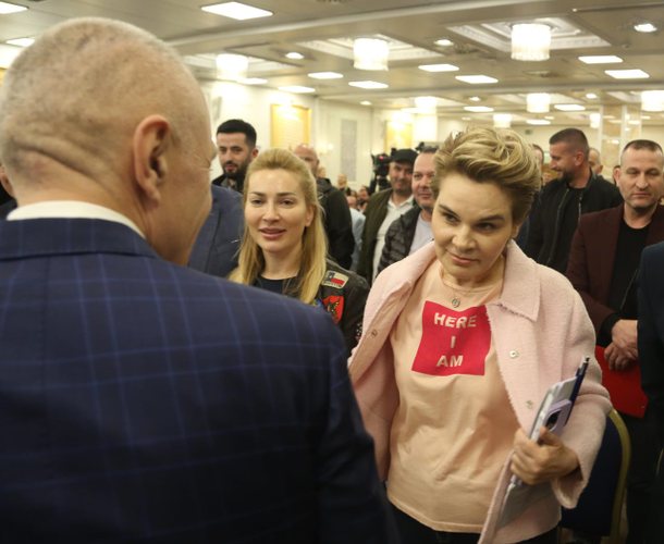 “Paskemi mysafirë”! Humor për të qarë apo për të…?  Pas ndarjes, Meta dhe Kryemadhi shtrëngojnë duart në seli: Unë jam e shtëpisë këtu!