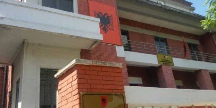 Kjo është grabitje nga ish kolegët e SPAK: Gjykatat e plepave shiti 1/2 e pasurisë së shtetit pronarit 4 milon lekë! Si u bë pronar i godinës së ish-Prokurorisë burri i Flutura Kolës, partneres së Argitës? Kjo është grabitje nga ish kolegët e SPAK: Gjykatat e plepave shiti 1/2 e pasurisë së shtetit pronarit 4 milon lekë! Si u bë pronar i godinës së ish-Prokurorisë burri i Flutura Kolës, partneres së Argitës?