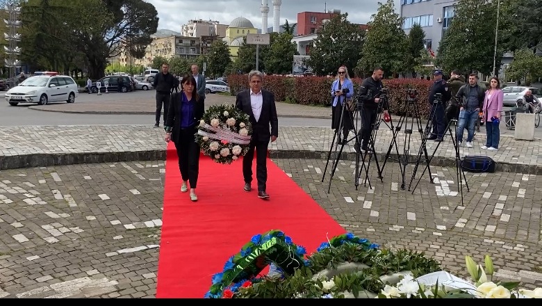 Sot 2 Prilli i përgjakshëm! Organizatori majë ballkonit, bashkëpunëtorët të përçarë për përkujtimoren: Homazhe nga PS Sot 2 Prilli i përgjakshëm! Organizatori majë ballkonit, bashkëpunëtorët të përçarë për përkujtimoren: Homazhe nga PS