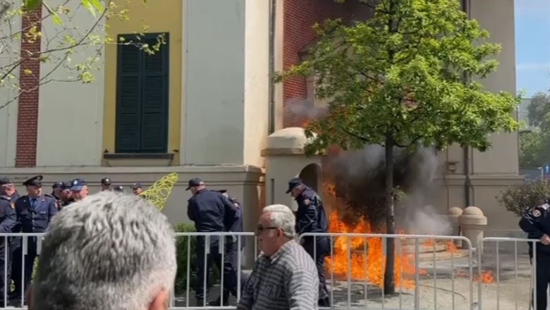 Lironi babin! Rithemelimi protestë para bashkisë nën udhëheqjen e Argitës: Hedhin tymuese dhe shashka sulmojnë policinë