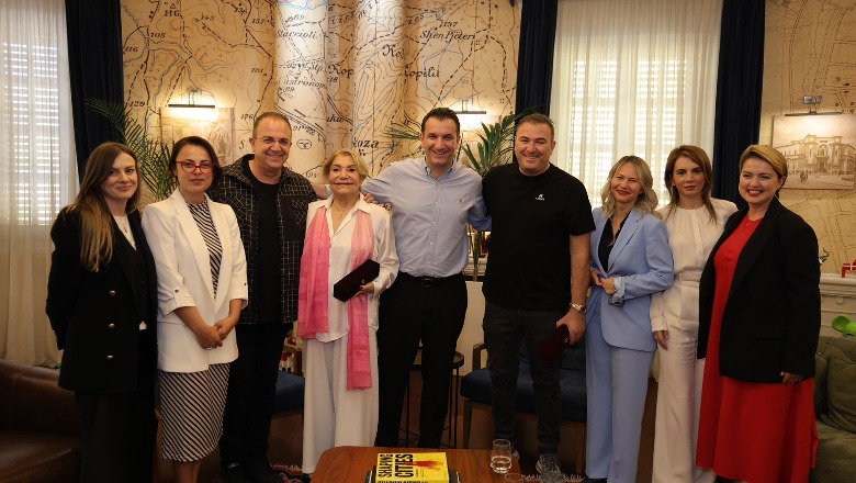 Veliaj pret dy këngëtarët e njohur grekë Marinella dhe Antonis Remos: Uroj që dashuria që morët në Tiranë, të përkthehet në Greqi! Jemi më afër nga sa e mendojmë Veliaj pret dy këngëtarët e njohur grekë Marinella dhe Antonis Remos: Uroj që dashuria që morët në Tiranë, të përkthehet në Greqi! Jemi më afër nga sa e mendojmë