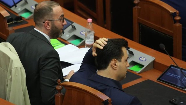Plas sherr për karrige! Basha nuk e do Bardhin afër, kërkesë në parlament: Në të majtë dua Agalliun, djathtas Çollakun! Kush do e fitoi vendin? Plas sherr për karrige! Basha nuk e do Bardhin afër, kërkesë në parlament: Në të majtë dua Agalliun, djathtas Çollakun! Kush do e fitoi vendin?