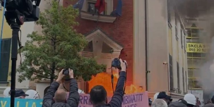 Skandal i drejtësisë bordello! Dhunuan efektivët dhe hodhën molotov para bashkisë, policia i arreston, gjykata i liron! Mesazhi: Radhën tjetër më shumë dhe jo vetëm me molotov por me bomba, ne bashkëpunojmë…i’u lirojmë Skandal i drejtësisë bordello! Dhunuan efektivët dhe hodhën molotov para bashkisë, policia i arreston, gjykata i liron! Mesazhi: Radhën tjetër më shumë dhe jo vetëm me molotov por me bomba, ne bashkëpunojmë…i’u lirojmë