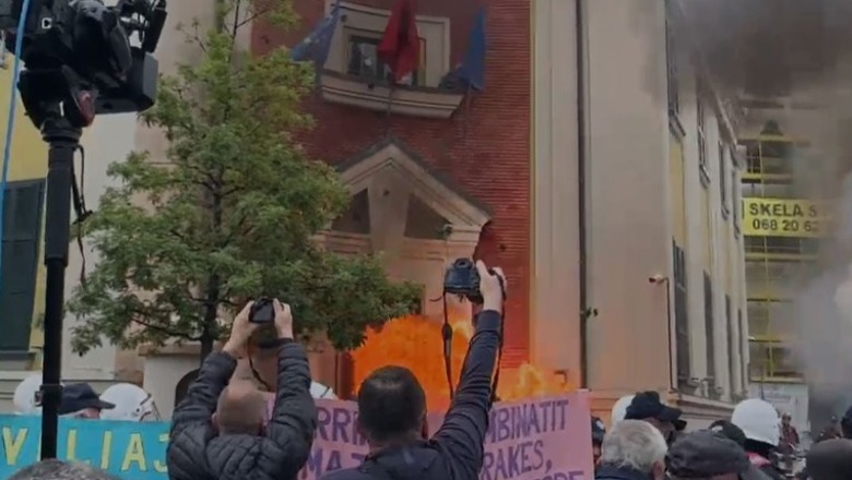 “I infiltruari” i policisë para bashkisë i dënuar në Itali! Policia diskretiton palaçot e  Rithemelimit: Punonjësi i policisë i datëlindjes  2000′ kur ka ndodhur ngjarja ishte 8 vjeç!