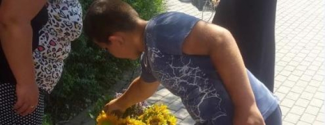 “Shokët nuk më thonë që jam i varfër”! Kevini, 11-vjeçari me 10-ta që punon të ndihmojë prindërit