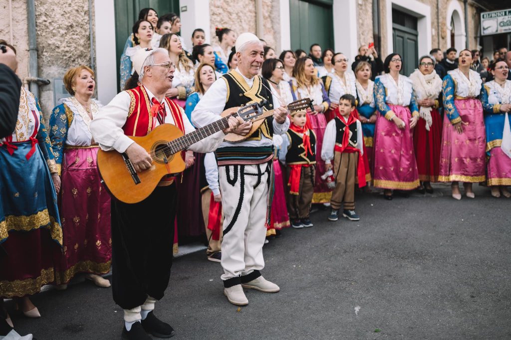 Ushqim për zemrat brengosura! Gjashtë këngë të bukura arbëreshe që ruajnë shpirtin e arbërit larg atëdheut (Video) Ushqim për zemrat brengosura! Gjashtë këngë të bukura arbëreshe që ruajnë shpirtin e arbërit larg atëdheut (Video)