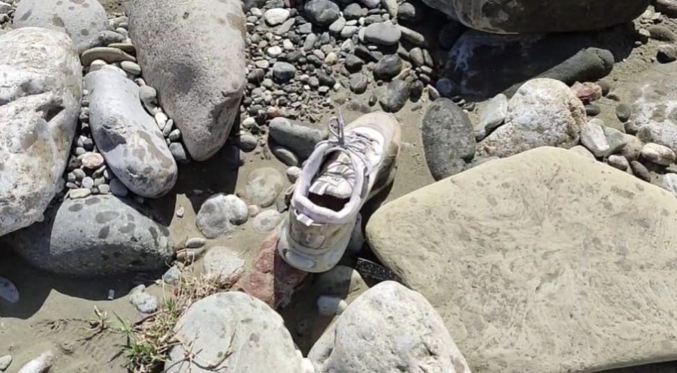 FOTOLAJM/ Kufomat i morën! Kanë mbetur vetëm hekurishtet e vaditura me gjak të makinës, një çantë me bukë dhe një atlete… FOTOLAJM/ Kufomat i morën! Kanë mbetur vetëm hekurishtet e vaditura me gjak të makinës, një çantë me bukë dhe një atlete…