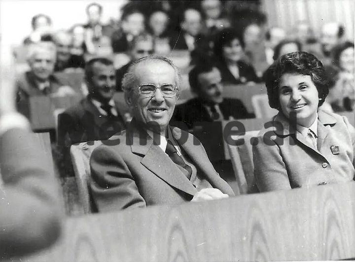 Devijimet e Ilir Metës: Dua “gratë si burra” jo gra me taka! Gjen Lenka Çukon e partisë Erisa Xhixhon nga Skrapari, tamam si shoku Enver kooperativistet Devijimet e Ilir Metës: Dua “gratë si burra” jo gra me taka! Gjen Lenka Çukon e partisë Erisa Xhixhon nga Skrapari, tamam si shoku Enver kooperativistet