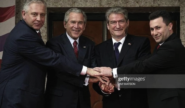 Fotolajm/  Çfarë fati! Tre hajdutët e Ballkanit foto me Xhorxh Bush pastaj… në burg