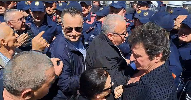 VIDEO/ Sali Lushaj dhe Ilir Meta, në krye të protestës në bashkinë e Tiranës: Sulmojnë policinë,  tentojnë të futen me forcë brenda godinës
