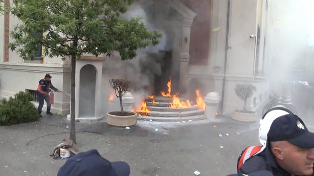 Momenti kur molotovet hidhen drejt derës së bashkisë, dëgjohen shpërthimet, shikoni flakët Momenti kur molotovet hidhen drejt derës së bashkisë, dëgjohen shpërthimet, shikoni flakët