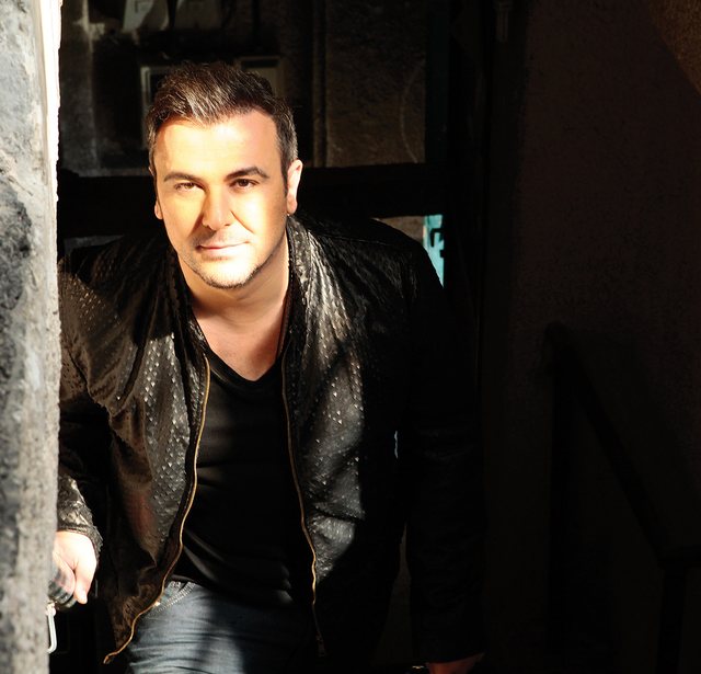 Këngëtari grek i mëson Tiranës t’u kërkojë ndjesë e të falenderojë të ardhurit
