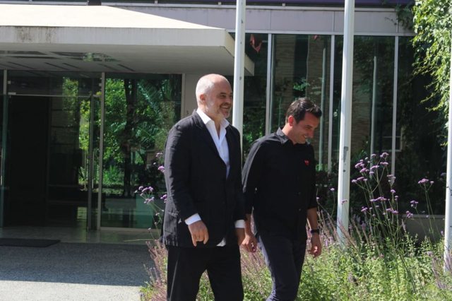 Edi Rama në një zë me Veliajn për tre të ndaluarit në Bashkinë e Tiranës: Qentë le të lehin, Shqipëria do të shkojë përpara. Ne as e kontrollojmë SPAK-un, as kemi ndërmend ta pengojmë Edi Rama në një zë me Veliajn për tre të ndaluarit në Bashkinë e Tiranës: Qentë le të lehin, Shqipëria do të shkojë përpara. Ne as e kontrollojmë SPAK-un, as kemi ndërmend ta pengojmë