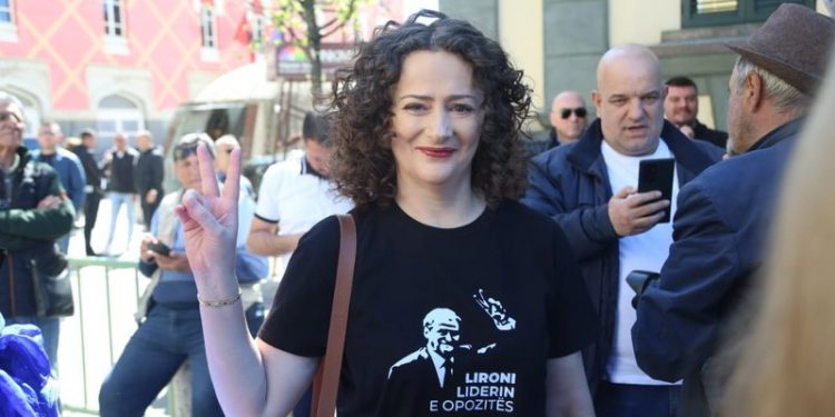 VIDEO/ Tensione para Bashkisë së Tiranës: Pelegrinët “gjejnë punë”…natën poshtë ballkonit sot poshtë bashkisë!  Në reshtin e parë Sali Lushaj , Argita dhe Balliu