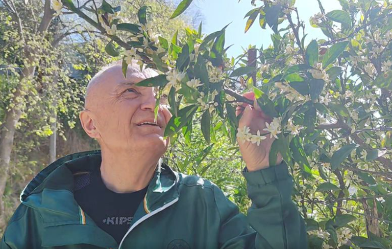 VIDEO/ Meta shfaqet mes pemëve, flet përçartë,  deformon shprehjen e vjetër sipas tij: Prill-maj … mos i’u ndaj