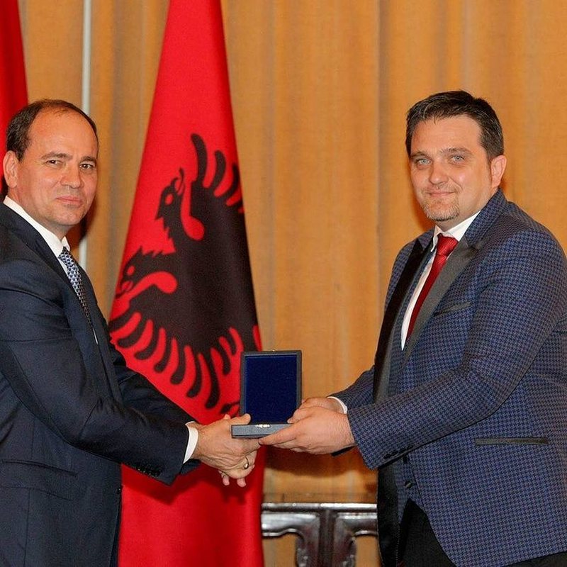 “35-vjeç ‘Mjeshtër i Madh’, turp kush ta ka dhënë, shko dorëzoje”! Aktorja i kujton Julian Dedës, titullin pa asnjë motivacion të dhënë nga Bujar Nishani