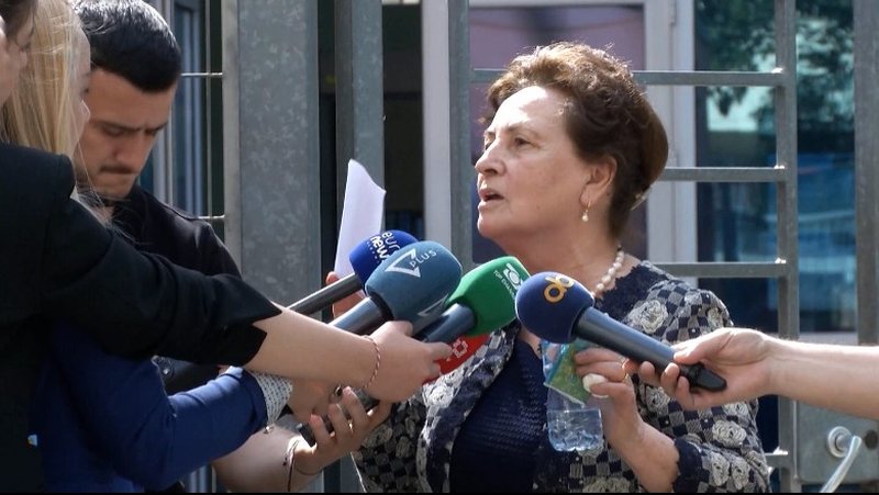 Nëna e Monika Kryemadhit merret për disa orë në pyetje nga SPAK: U pyeta për pronën! Kam ndihmuar vajzën! I sekuestrohet celulari Nëna e Monika Kryemadhit merret për disa orë në pyetje nga SPAK: U pyeta për pronën! Kam ndihmuar vajzën! I sekuestrohet celulari