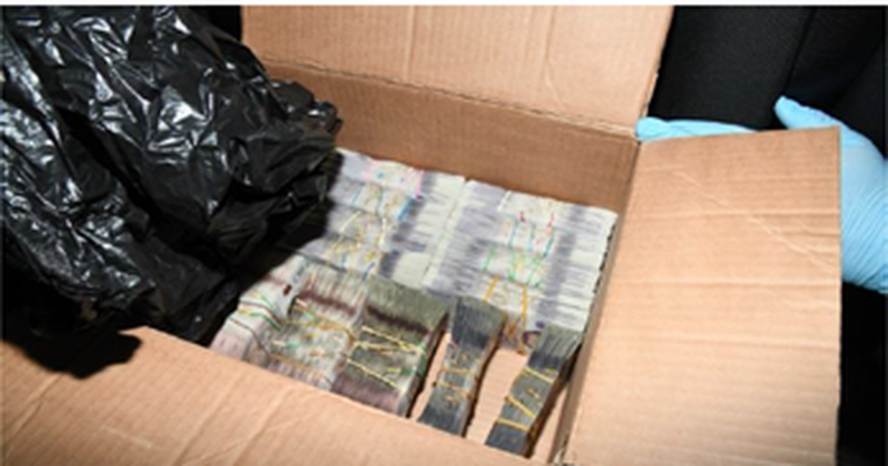 Po nisnin çantat me paund për në Shqipëri, arrestohen 4 “Çunat e Londrës” Po nisnin çantat me paund për në Shqipëri, arrestohen 4 “Çunat e Londrës”