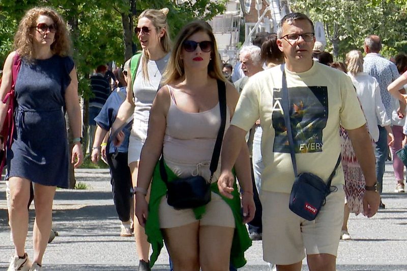 “Çmendet” moti, termometri prek 33°C. Por pas valës së të nxehtit, rikthehet… bora “Çmendet” moti, termometri prek 33°C. Por pas valës së të nxehtit, rikthehet… bora