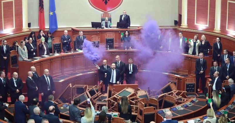 Parlament i mbushur me akademikë në fillimet e demokracisë sot një stan me lepuj që hiqen si luan! Ja arsimimi i “përfaqësuesëve” të popullit Parlament i mbushur me akademikë në fillimet e demokracisë sot një stan me lepuj që hiqen si luan! Ja arsimimi i “përfaqësuesëve” të popullit