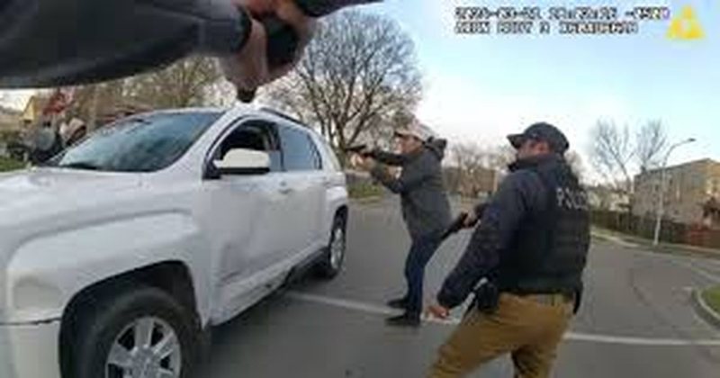 VIDEO/ E ndalojnë se s’kishte vënë rripin, policia breshëri plumbash ndaj 26-vjeçarit VIDEO/ E ndalojnë se s’kishte vënë rripin, policia breshëri plumbash ndaj 26-vjeçarit