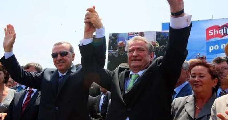 Fantazia e “nënës” së gënjeshtrës me 1 Prill, Berisha: Erdogan humbi sepse shqiptarët e Stambollit dhe Bursës e ndëshkuan si mik i Edi Ramës Fantazia e “nënës” së gënjeshtrës me 1 Prill, Berisha: Erdogan humbi sepse shqiptarët e Stambollit dhe Bursës e ndëshkuan si mik i Edi Ramës