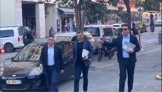 Erion Veliaj paraqitet në SPAK, militantët e Rithemelimit: O hajdut, o plehrë! Erion Veliaj paraqitet në SPAK, militantët e Rithemelimit: O hajdut, o plehrë!