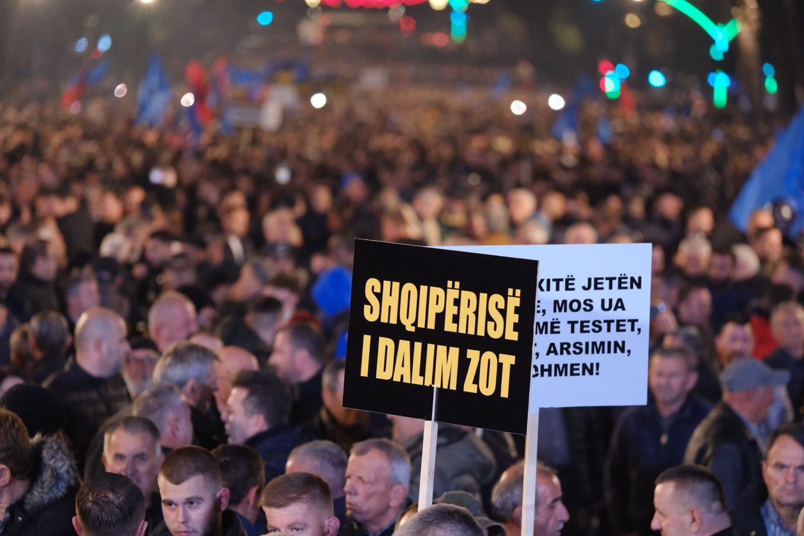 Dinastia që pret pushtet por…ka për të marrë! Vajza e Saliut, vajza e Safet dhe djali i Fahriut protestojnë para Bashkisë për të ikur Velija dhe të vijë “batërdia” Dinastia që pret pushtet por…ka për të marrë! Vajza e Saliut, vajza e Safet dhe djali i Fahriut protestojnë para Bashkisë për të ikur Velija dhe të vijë “batërdia”