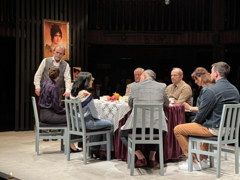 Aktori brilant Alfred Trebicka shkëlqen në teatrin Metropol! Duartrokitje të shumta për kastin