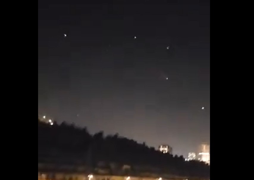 VIDEO/ Shihni momentin kur droni iranian u kap mbi Malin e Tempullit në Jerusalem dhe një tjetër del jashtë atmosferës së tokës