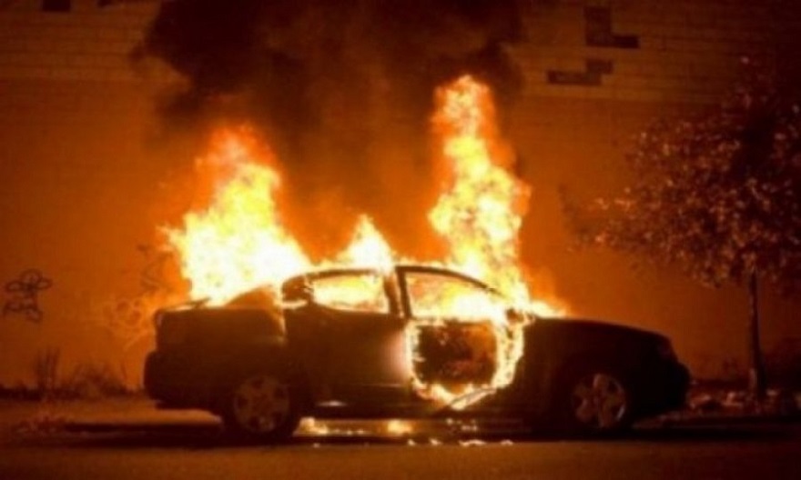 Digjet makina e drejtoreshës së Tatimeve në bashkinë e Vlorës: VIDEO kur autori i maskuar i vë flakën Digjet makina e drejtoreshës së Tatimeve në bashkinë e Vlorës: VIDEO kur autori i maskuar i vë flakën