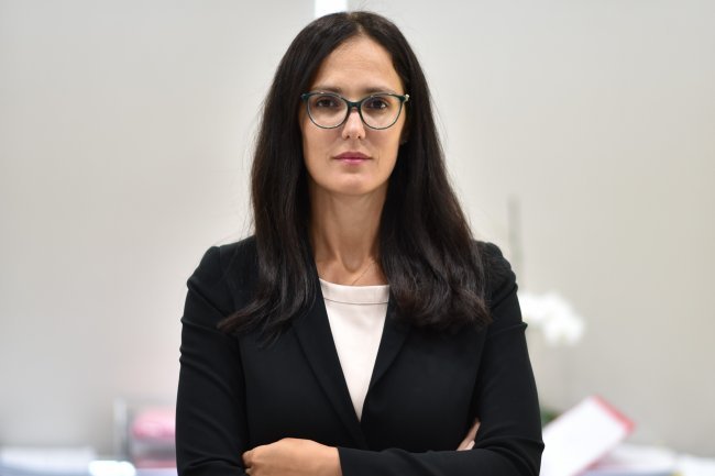 U kallëzua se goditi me thikë drejtorin e Kredive, reagon për ngjarjen e rëndë ish-ministrja Delina Ibrahimaj U kallëzua se goditi me thikë drejtorin e Kredive, reagon për ngjarjen e rëndë ish-ministrja Delina Ibrahimaj