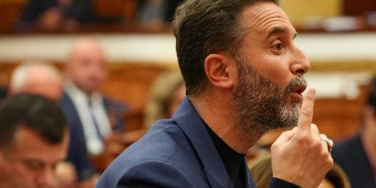 Braçe: Çati pa leje, avlli pa leje, depo veglash pa leje, dhoma brenda pronës se tij pa leje! Prokuroria me “leje” arreston… fshatarët Braçe: Çati pa leje, avlli pa leje, depo veglash pa leje, dhoma brenda pronës se tij pa leje! Prokuroria me “leje” arreston… fshatarët