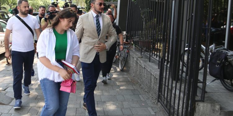 Drejtësia e kllounëve: Salianji gjykohet në apel me imunitet deputeti! Çfarë ndodh nëse me 24 Prill apeli e dënon me burg…ikën poshtë ballkonit?