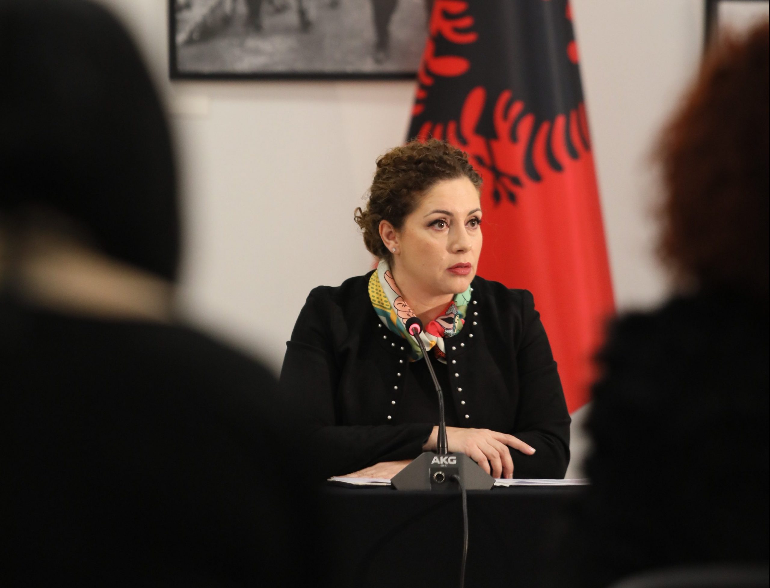 Mandati i Xhaçkës nuk shkon në Kushtetuese, PS rrëzon kërkesën e opozitës! Deputetja: Bashkëshorti im vetëm investitor i asistuar, jo strategjik Mandati i Xhaçkës nuk shkon në Kushtetuese, PS rrëzon kërkesën e opozitës! Deputetja: Bashkëshorti im vetëm investitor i asistuar, jo strategjik