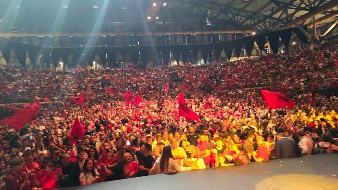 Nga takimi me pjesëmarrësit te fjalimet në stadiumin “Galastsi”: Rama ndan me ndjekësit një videokartolinë kuqezi nga aktiviteti i djeshëm në Athinë Nga takimi me pjesëmarrësit te fjalimet në stadiumin “Galastsi”: Rama ndan me ndjekësit një videokartolinë kuqezi nga aktiviteti i djeshëm në Athinë