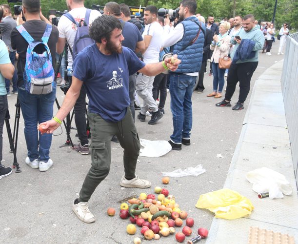 FOTO/ Trim i mirë, me shok… veten FOTO/ Trim i mirë, me shok… veten