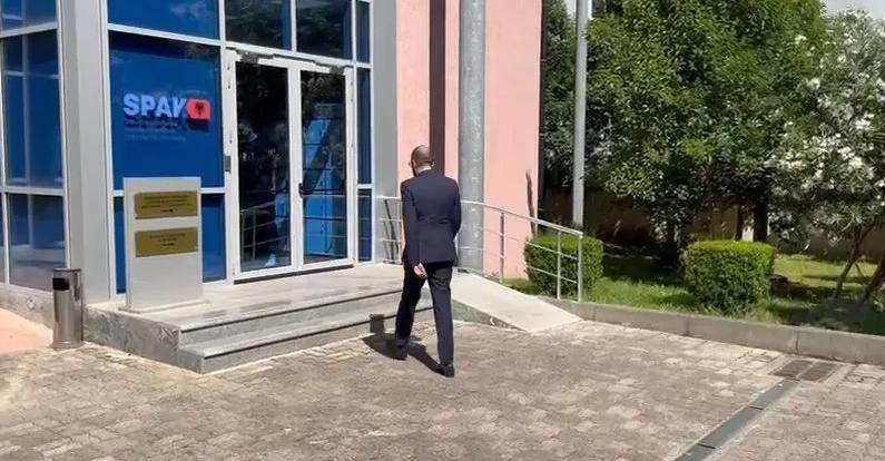 Gazment Bardhi paraqitet në SPAK! I’u kërkuan prova për akuzën publike ndaj Olsi Ramës Gazment Bardhi paraqitet në SPAK! I’u kërkuan prova për akuzën publike ndaj Olsi Ramës