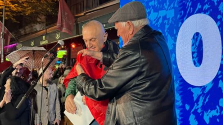 Pasi doli nga prokuroria Meta shkon poshtë ballkonit të Berishës dhe flet përçartë: Është në arrest se doli kundër Ballkanit të Hapur Pasi doli nga prokuroria Meta shkon poshtë ballkonit të Berishës dhe flet përçartë: Është në arrest se doli kundër Ballkanit të Hapur