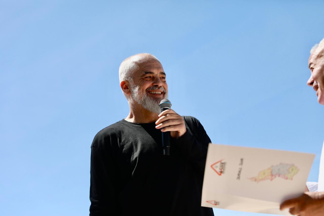 Jepen 437 tituj pronësie në Himarë, 4000 brenda vitit! Rama: Himarjotët janë himarjotë, pikë! Gënjen kush thotë se jua morën tokat oligarkët Jepen 437 tituj pronësie në Himarë, 4000 brenda vitit! Rama: Himarjotët janë himarjotë, pikë! Gënjen kush thotë se jua morën tokat oligarkët