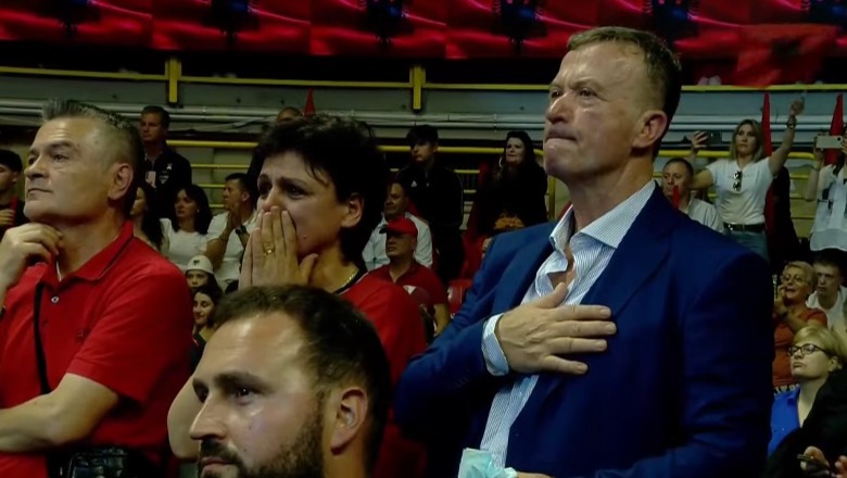 VIDEO/ Turi i Ramës, pamjet e eksodit të shqiptarëve drejt Italisë në ’90 përlotin të pranishmit në sallë