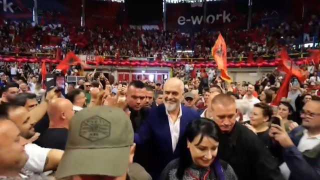 Rama pas takimit me emigrantët në Milano: Emocion i paharrueshëm, s’do harroj fytyrat e shqetësuara të autoriteteve italiane Rama pas takimit me emigrantët në Milano: Emocion i paharrueshëm, s’do harroj fytyrat e shqetësuara të autoriteteve italiane