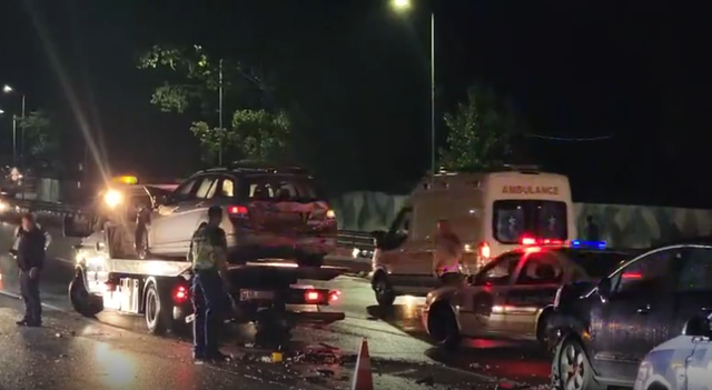 Goma të rëna dhe xhama të thyer, dalin pamjet nga aksidenti masiv në Durrës, 10 persona në spital Goma të rëna dhe xhama të thyer, dalin pamjet nga aksidenti masiv në Durrës, 10 persona në spital